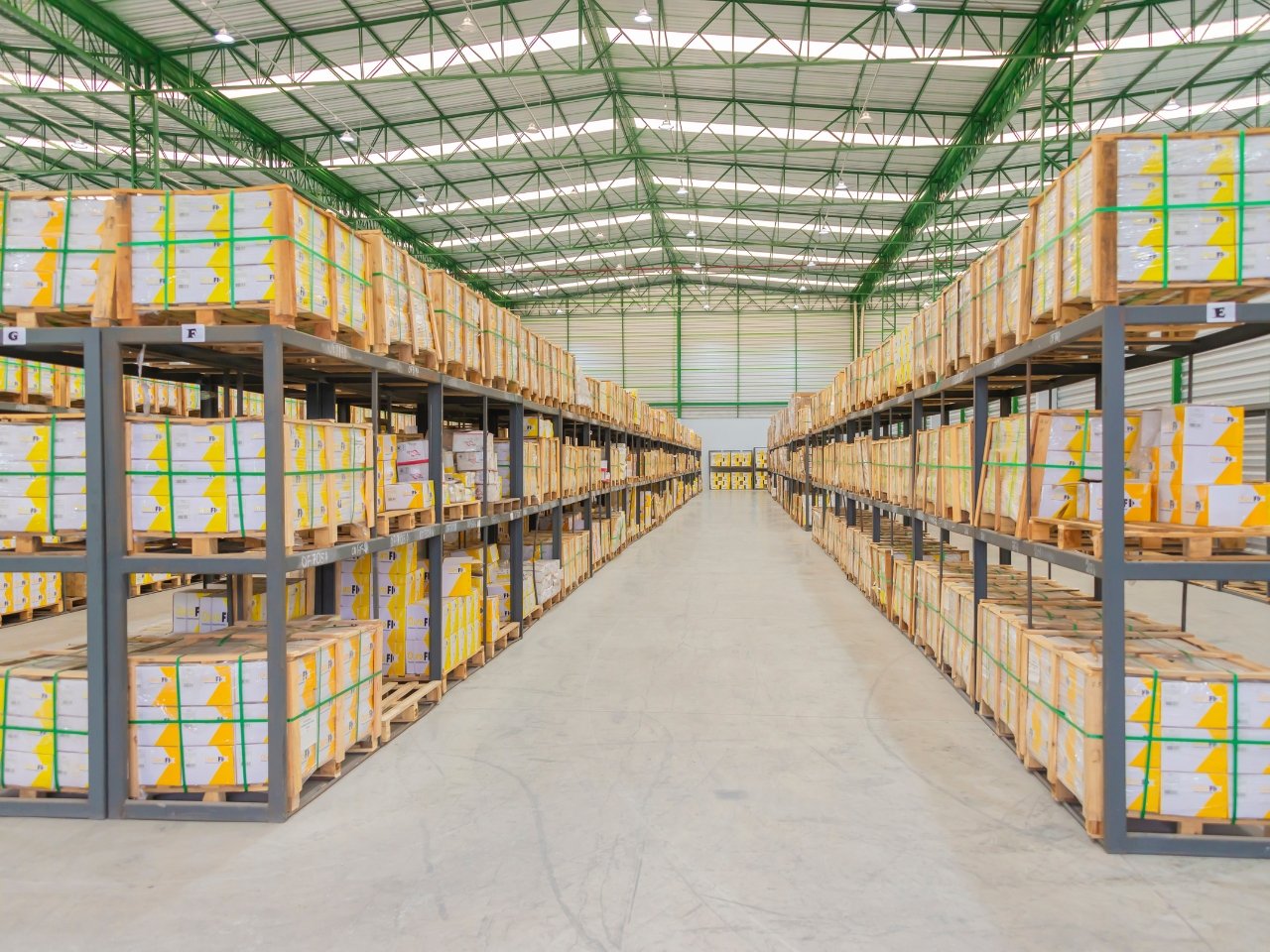 Foto do estoque da ourofix parafusos autoperfurantes. O espaço é amplo e com capacidade de armazenar até 300 contêineres.