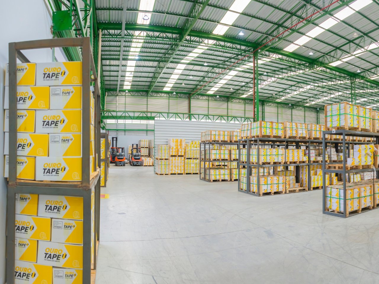 Foto do estoque da ourofix parafusos autoperfurantes. O espaço é amplo e com capacidade de armazenar até 300 contêineres.