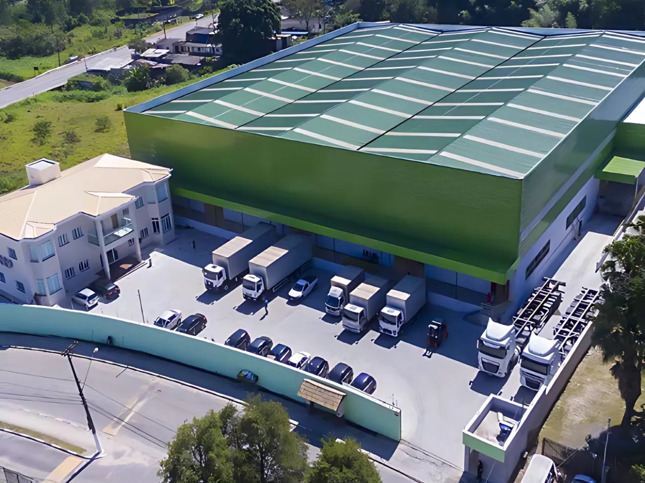 Foto da sede da Ourofix Parafusos Autoperfurantes em Ribeirão Pires fotografada com um drone.